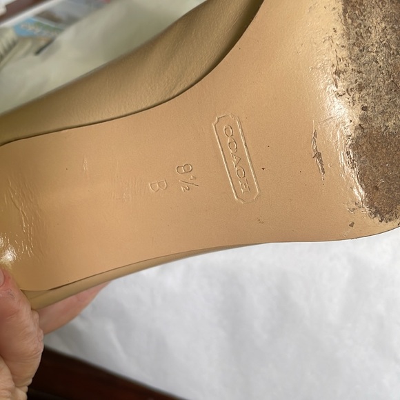 Vintage coach heels. Size 9.5B (M) classic pointed toe heel nude color - Picture 5 of 6